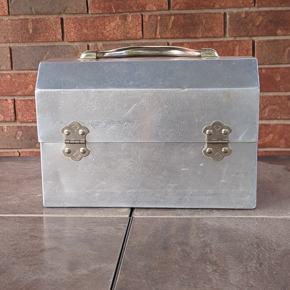 Sudbury Metal Lunchbox with Handle - Picture 3 of 8